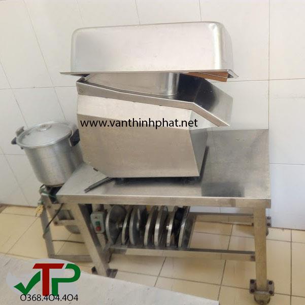 Bàn đặt máy chế biến có lót gỗ